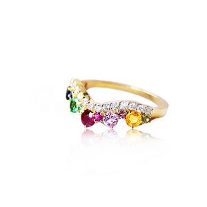 ring från Anpé Atelier med diamanter, safirer, rubiner, och tsavoriter