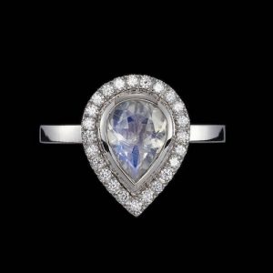 Handgjord ring i vitguld med päronslipad diamant